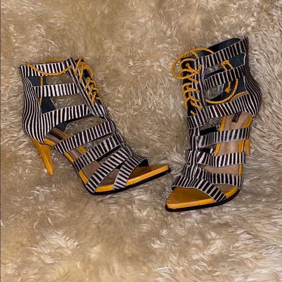 Schutz Fermina Black|White Sandals - Picture 3 of 7